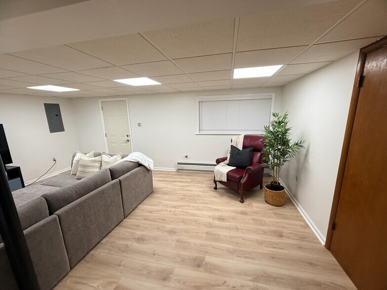 Building Photo - 3452 Quaker Ct