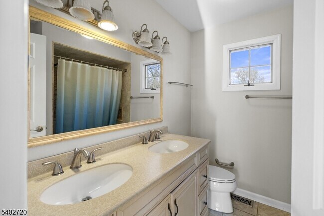 Building Photo - 6 Hoagland Ct