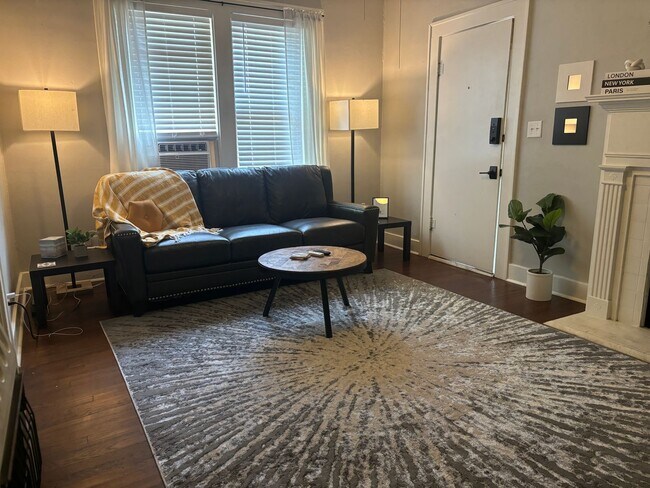 Building Photo - 312 S Valentine St