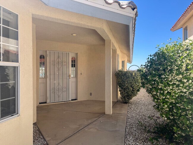 Building Photo - Lake front 3 bed 2 bth home in Helendale!