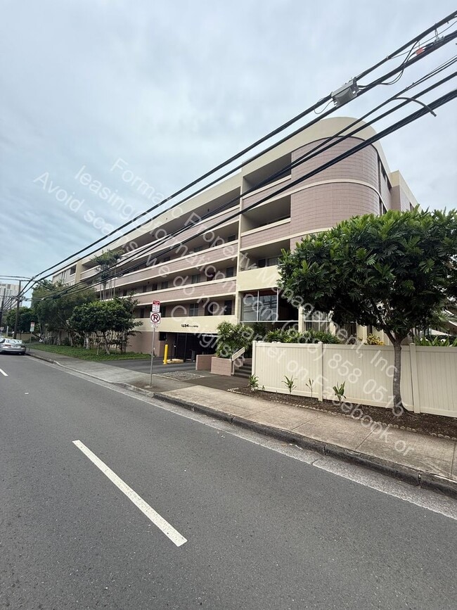 Building Photo - Pet-Friendly 2-Bedroom (or 1 Bedroom + Home Office) Apartment with In-Unit Laundry, Pool & Covere...