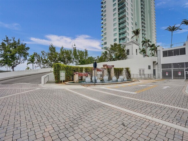 Building Photo - 2681 N Flamingo Rd