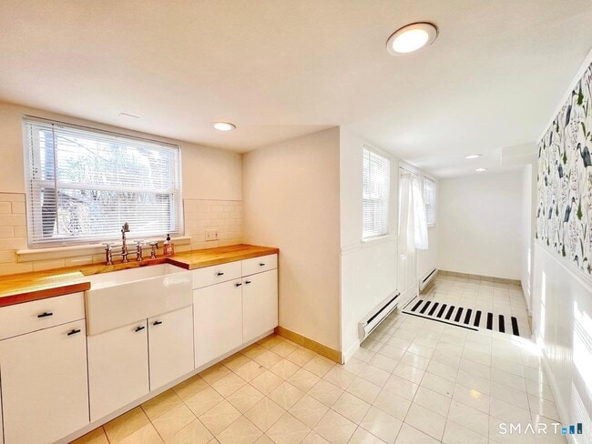 Building Photo - 28 Wessels Pl
