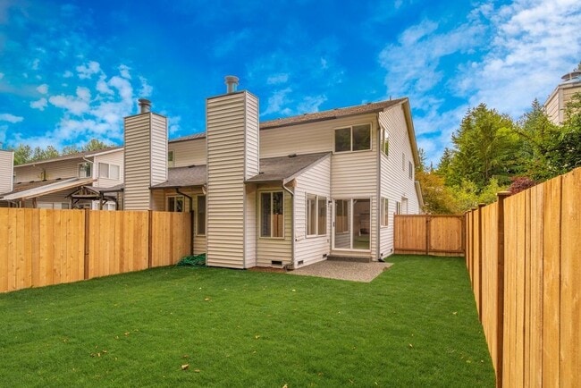 Building Photo - North Bothell 3 bdrm Townhome with private fenced yard