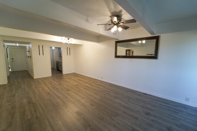 Building Photo - 320 Vía Casitas