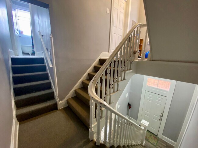 Building Photo - 7 bedroom/ 3bath Mins. from UC + Med Campu...