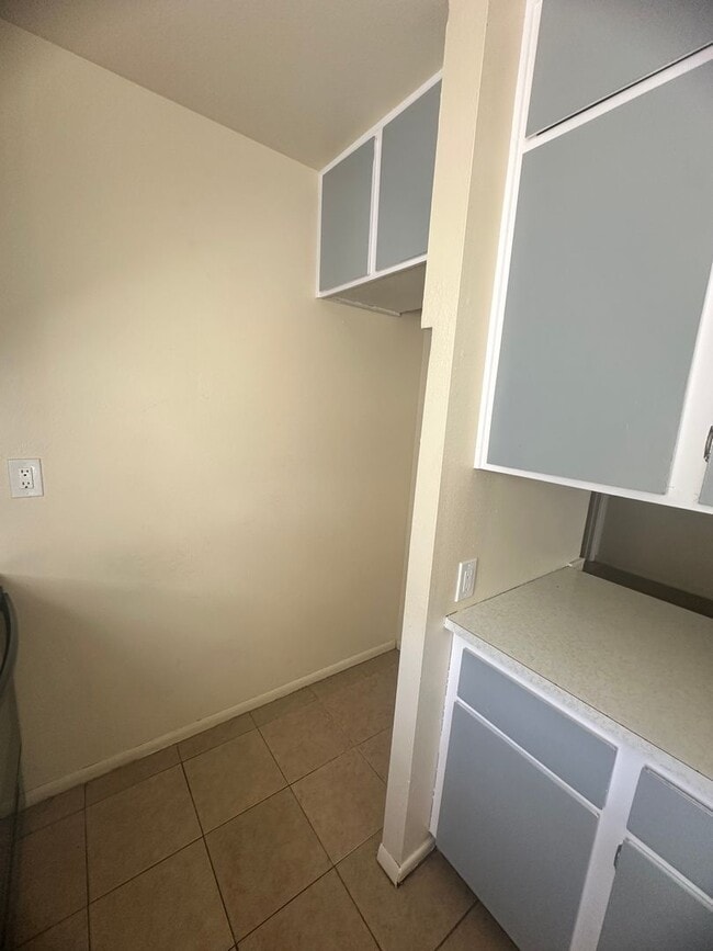 Building Photo - 4 bedroom Rental