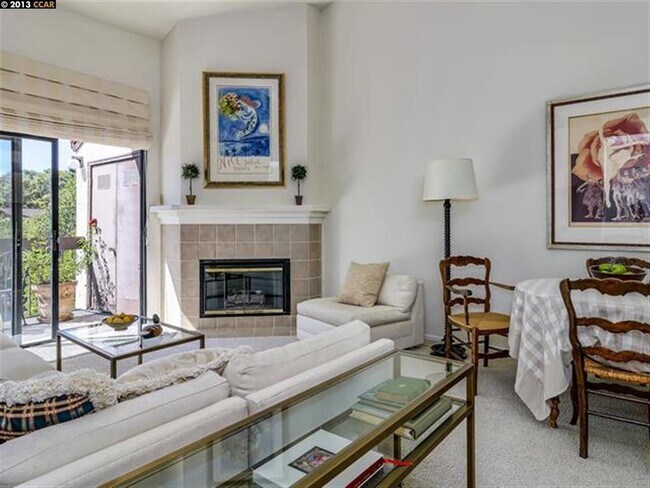 Building Photo - 631 N Villa Way