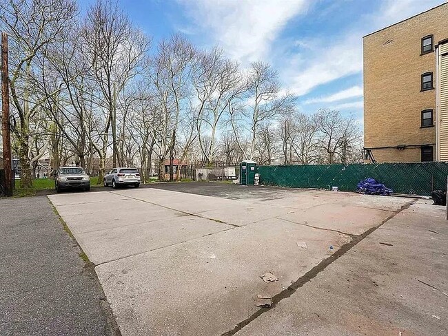 Building Photo - 486 Bramhall Ave