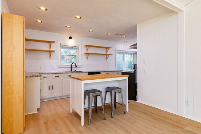 Building Photo - 2212 Ridge Ln