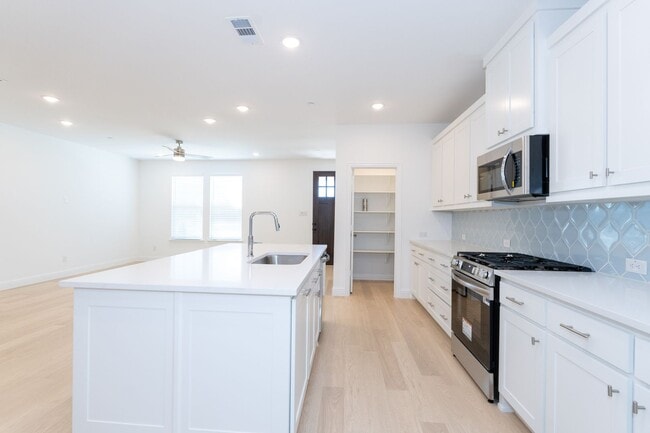 Building Photo - 9508 Espalier St