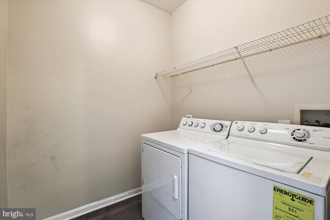 Building Photo - 4860 Eisenhower Ave