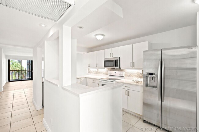 Building Photo - 8 Royal Palm Way
