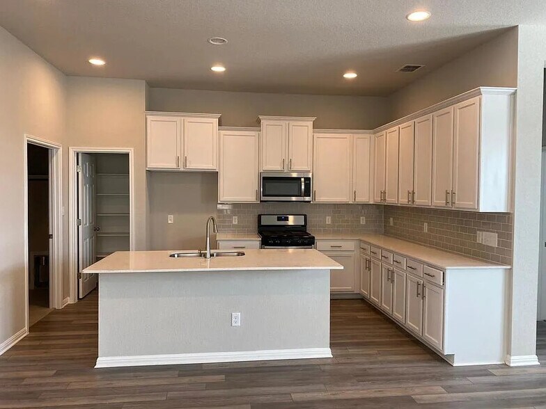 Building Photo - Room in Condo on College Park Dr