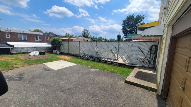 Building Photo - 2540 Woodhull Ave