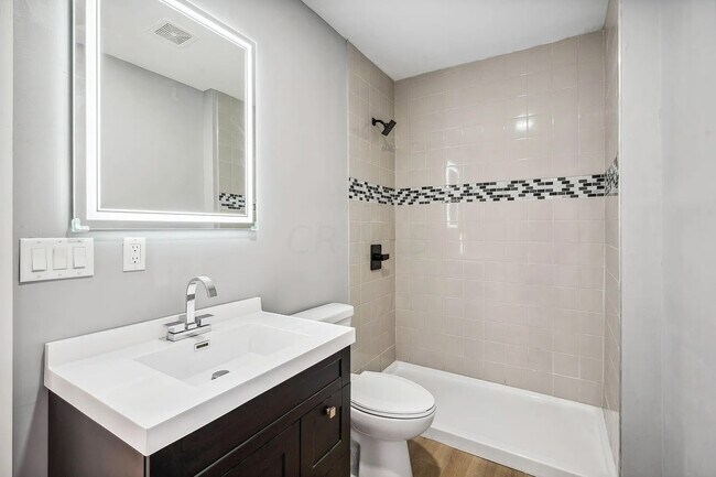 Building Photo - 921 Linwood Ave