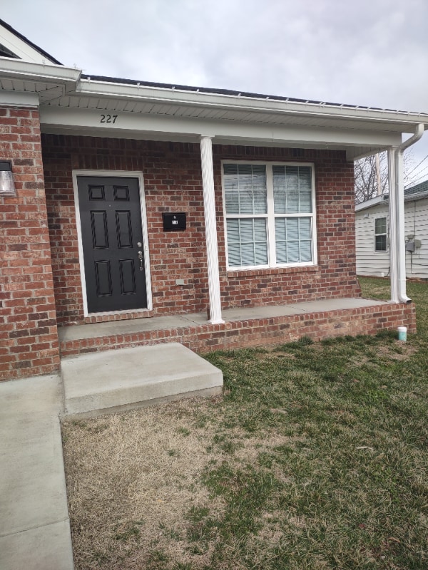 Building Photo - 227 E Oak St