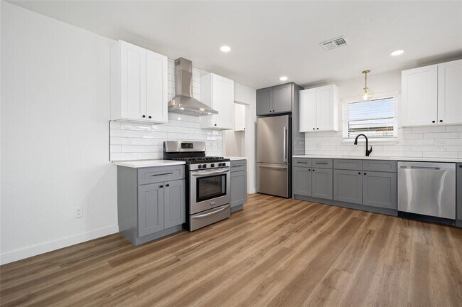 Building Photo - 630 S Heights Dr