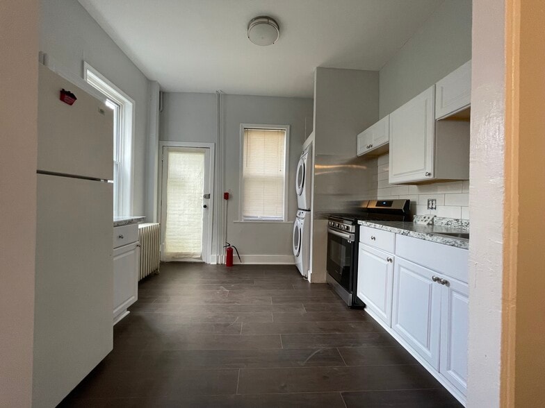 kitchen looking towards patio - 1233 Christian St