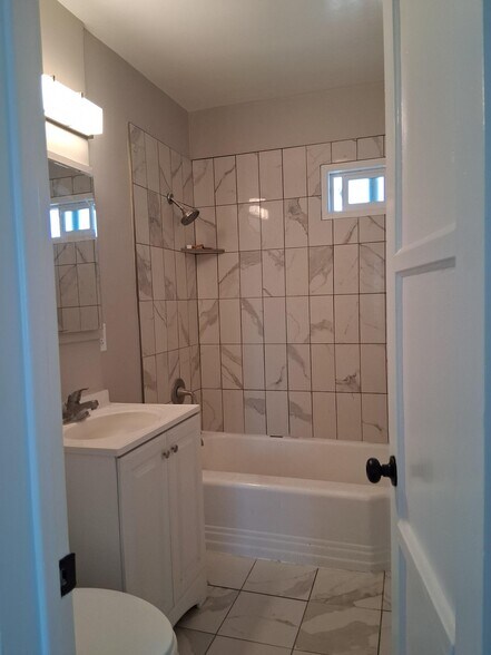 Building Photo - 1421 W 84th Pl