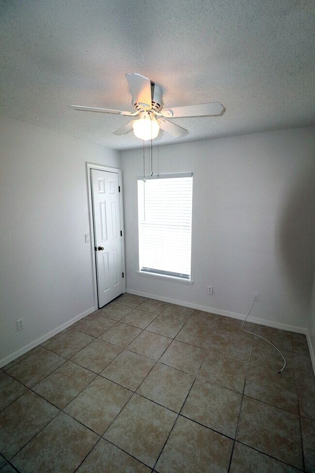 Building Photo - Corner of Curry Ford and Goldenrod 3 bedroom 2 baths and one car garage