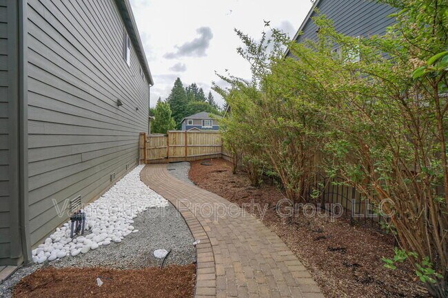 Building Photo - 2273 S Red Tail Loop