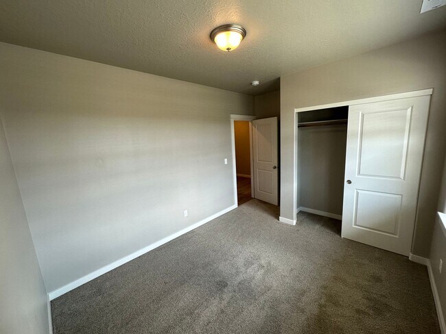 Building Photo - 1098 NW 24th Ln