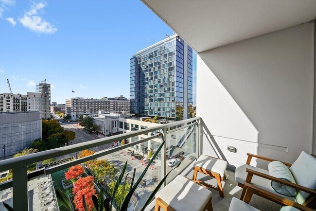 Building Photo - 750 N Hudson Ave