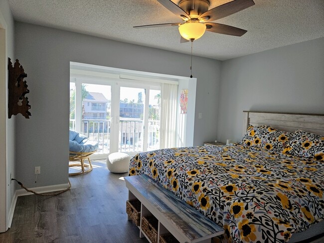 Building Photo - 255 Capri Cir N