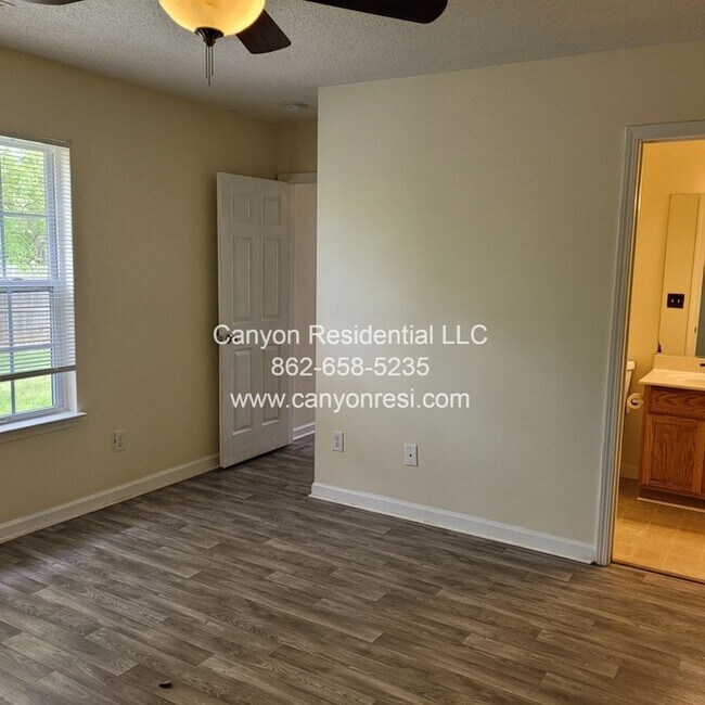 Building Photo - 461 Bedford Knoll Dr