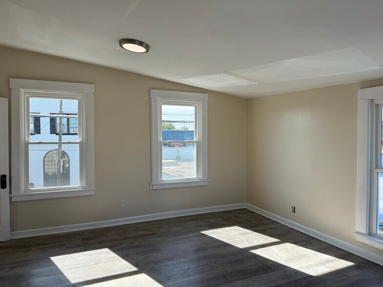 Building Photo - 7601 Hamilton Ave