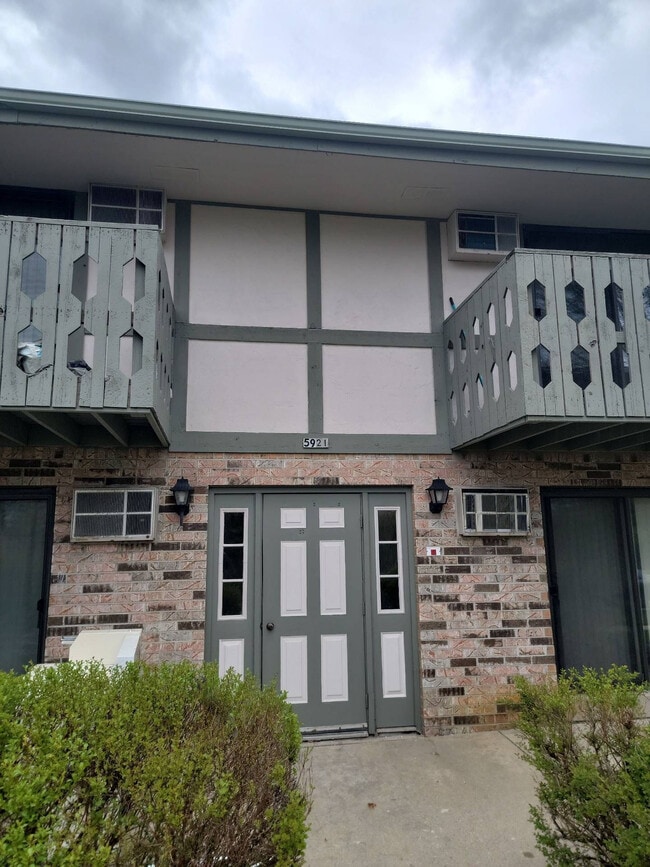 Primary Photo - Parkway West Apartment Homes
