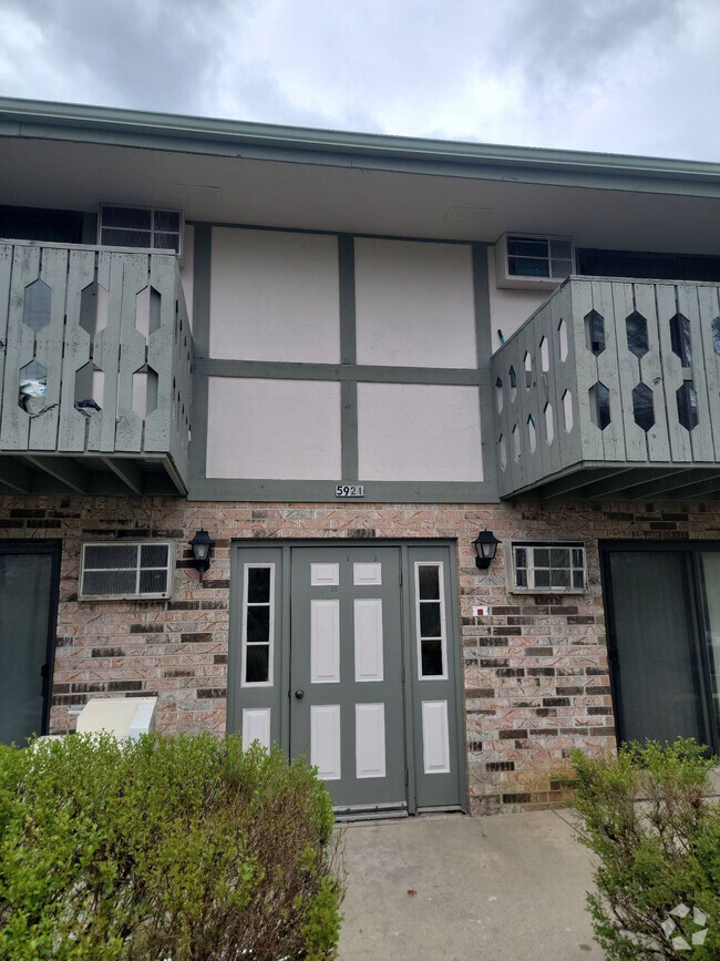 Building Photo - Parkway West Apartment Homes