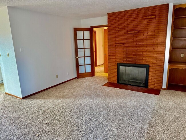 Building Photo - Milwaukie Triplex in quiet neighborhood w/ garage parking