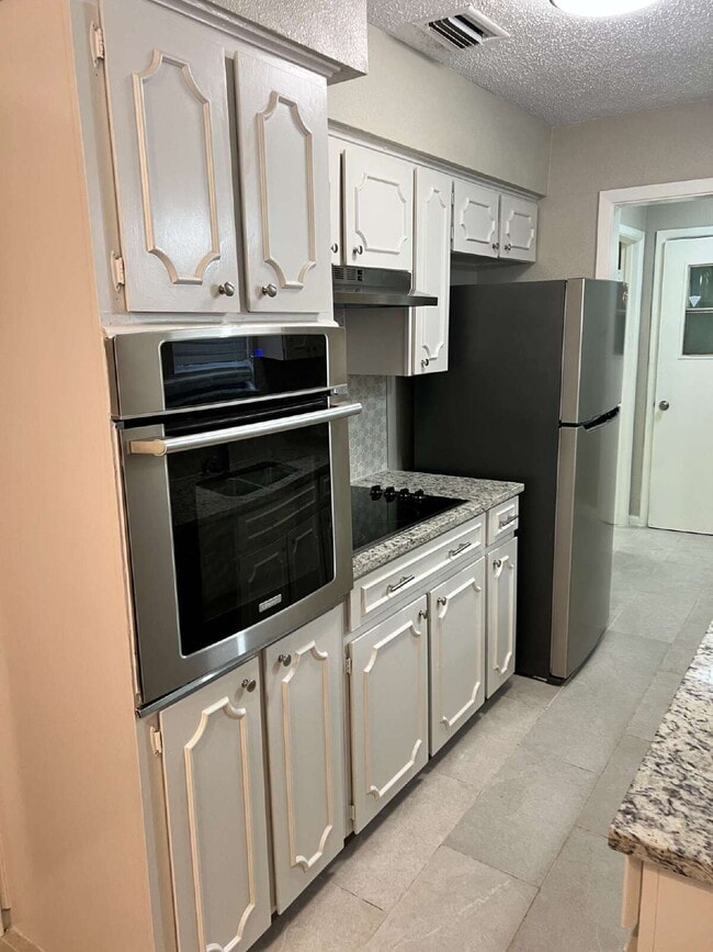 Building Photo - 2730 King Cole Dr