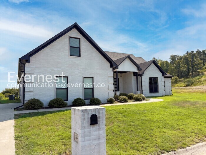 Building Photo - 84 River Rd Dr W