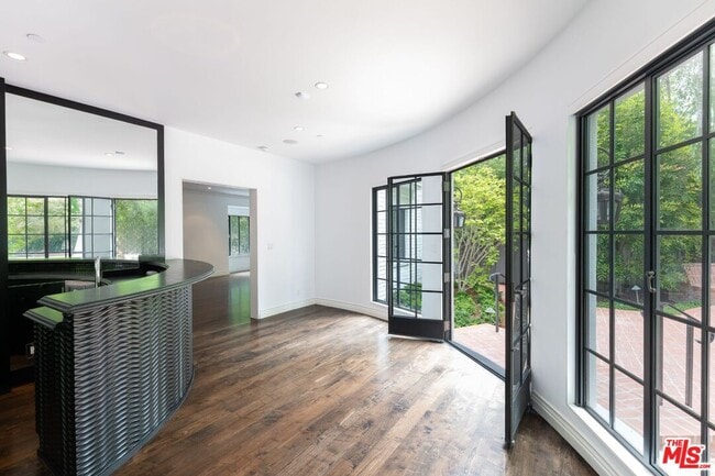 Building Photo - 1115 N Beverly Dr