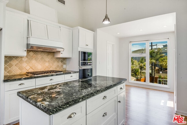 Building Photo - 224 Sunridge St