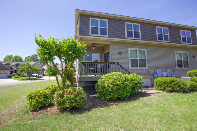 Building Photo - Charming End-Unit Townhome in Southern Pines