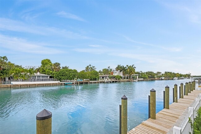 Building Photo - 9800 W Bay Harbor Dr