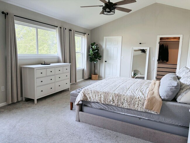 Building Photo - Updated 5 bedroom Kenosha home