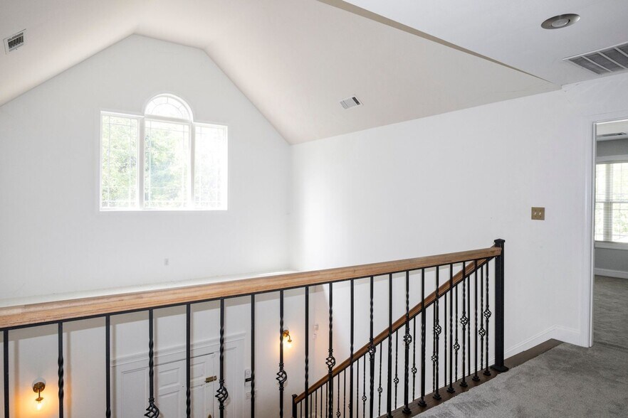 Building Photo - 2038 East Dr
