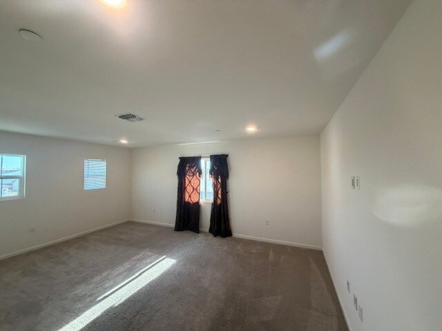 Building Photo - Newer Build, All Electric Home 5 Bedrooms, Loft, 3 bathrooms