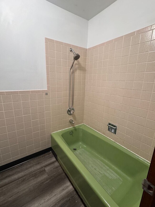 Building Photo - Country living at its best! Traditional farm house avail NOW