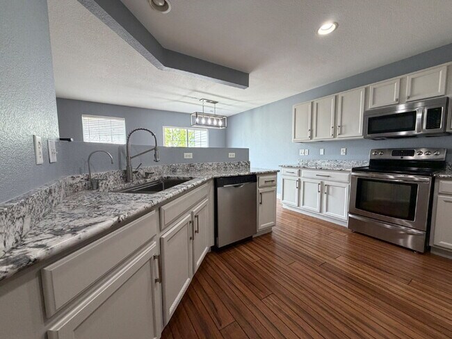 Building Photo - ~Available Now~ Beautiful Three Bedroom Home in Englewood!