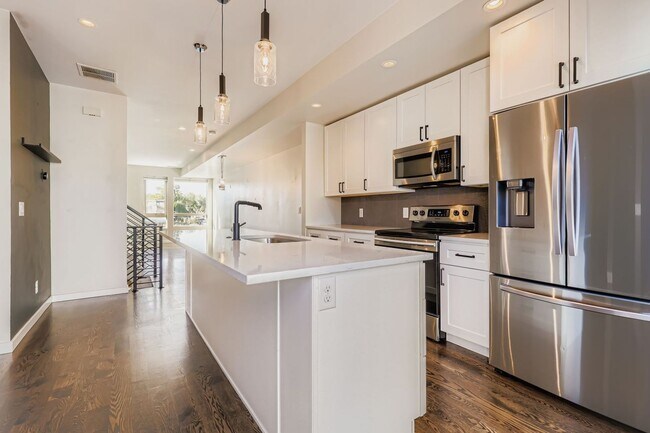 Building Photo - Modern 2bed/2 Bath in the Heart of Denver!