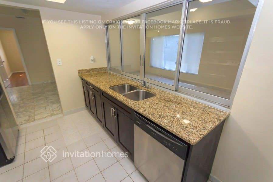 Building Photo - 4916 NW 39th St