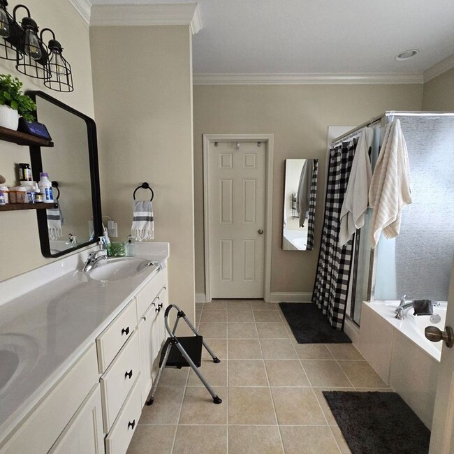 Building Photo - Spacious Buckhead home