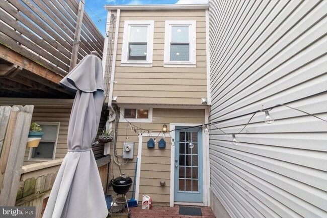Building Photo - 229 S Madeira St