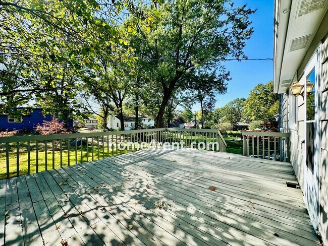 Building Photo - Attractive Overland Park Home w/ Wood Floo...